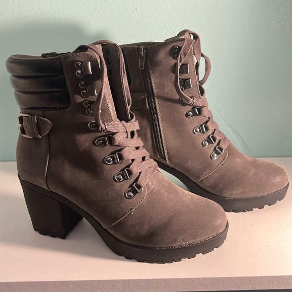 New Gray MIA Boots Size 9.5 - Picture 1 of 5